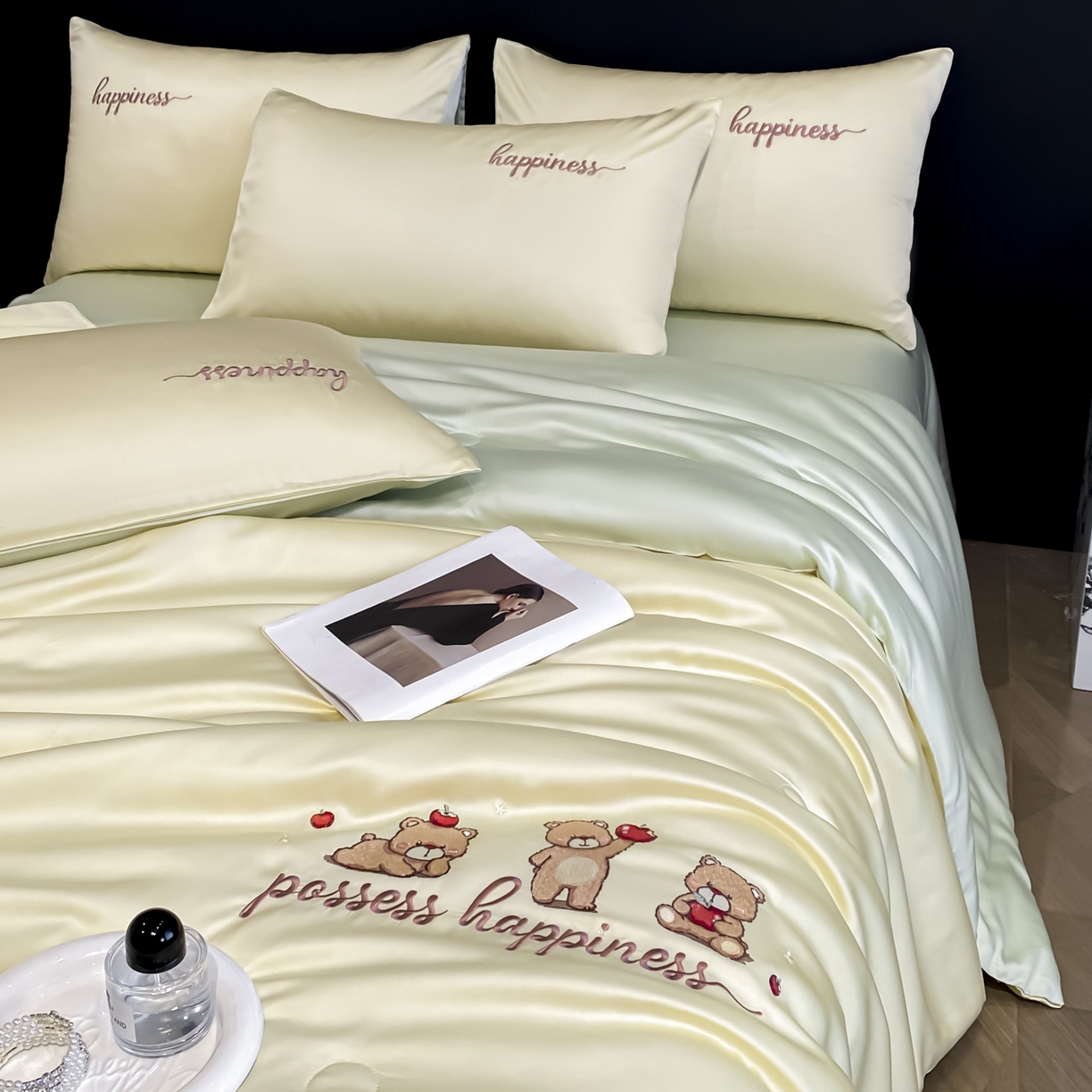 91家纺网 家纺一手货源 找家纺 云棉坊 2026新款水洗真丝冰丝刺绣夏被四件套-卡通款 萌萌熊-奶黄+果绿