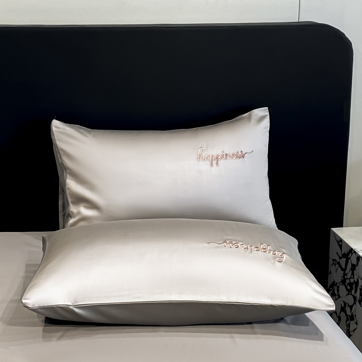 91家纺网 家纺一手货源 找家纺 云棉坊 2026新款水洗真丝冰丝刺绣夏被四件套-卡通款 萌萌熊-山灰+中灰