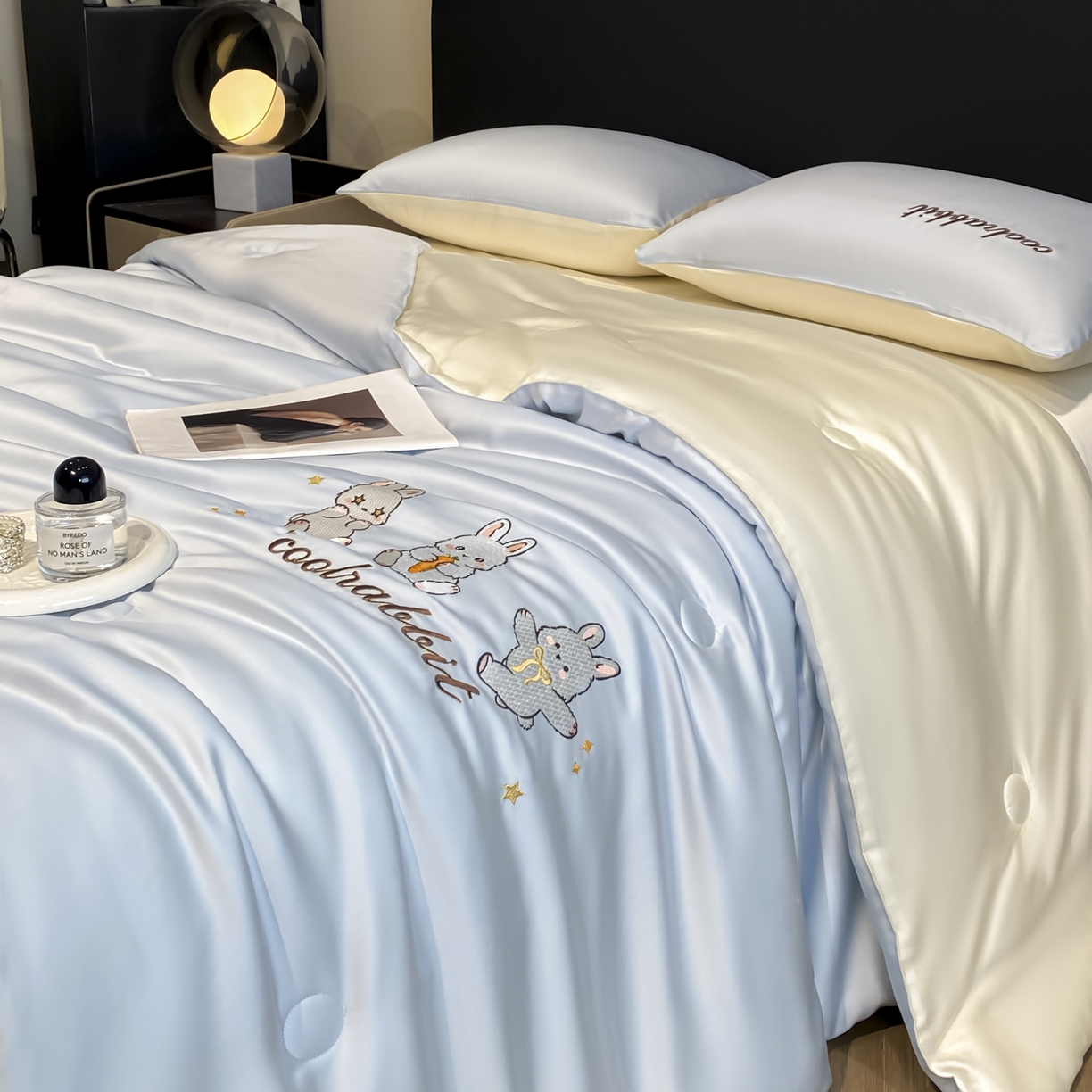 91家纺网 家纺一手货源 找家纺 云棉坊 2026新款水洗真丝冰丝刺绣夏被四件套-卡通款 乖乖兔-浅蓝+奶白