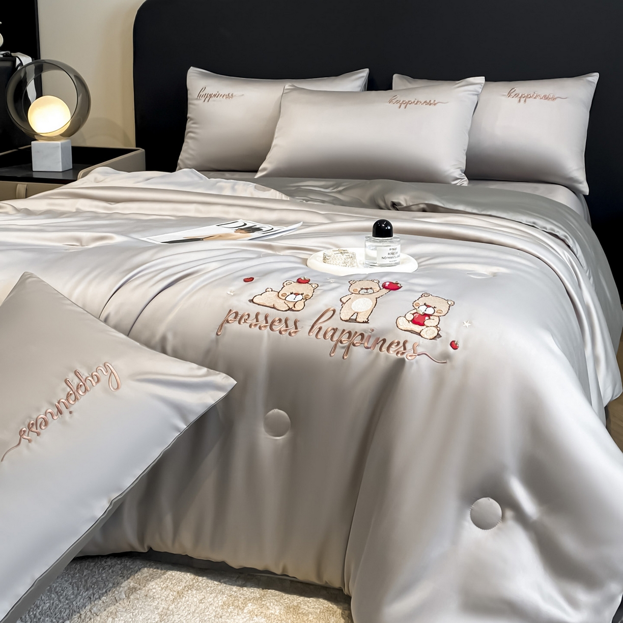 91家纺网 家纺一手货源 找家纺 云棉坊 2026新款水洗真丝冰丝刺绣夏被四件套-卡通款 萌萌熊-山灰+中灰