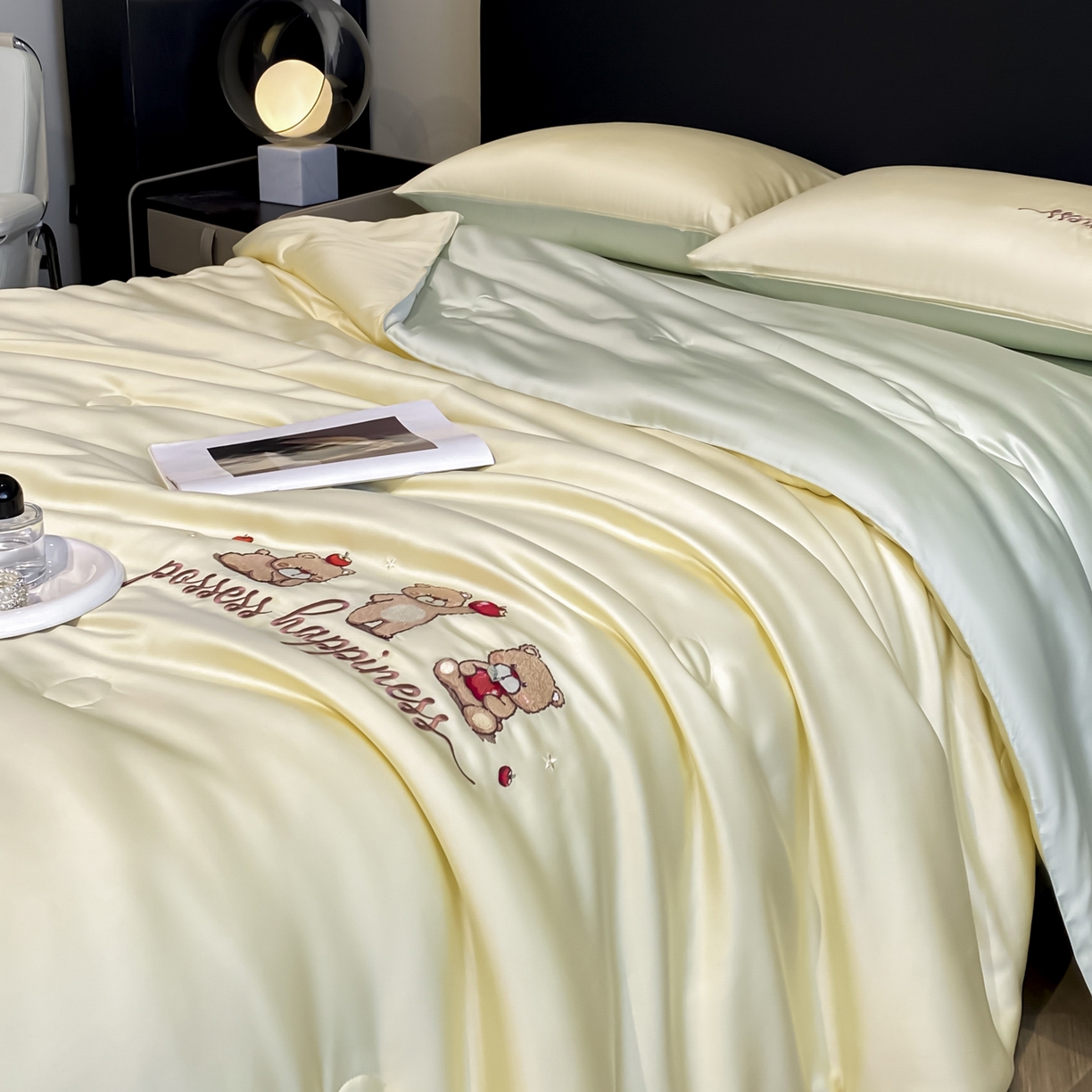 91家纺网 家纺一手货源 找家纺 云棉坊 2026新款水洗真丝冰丝刺绣夏被四件套-卡通款 萌萌熊-奶黄+果绿