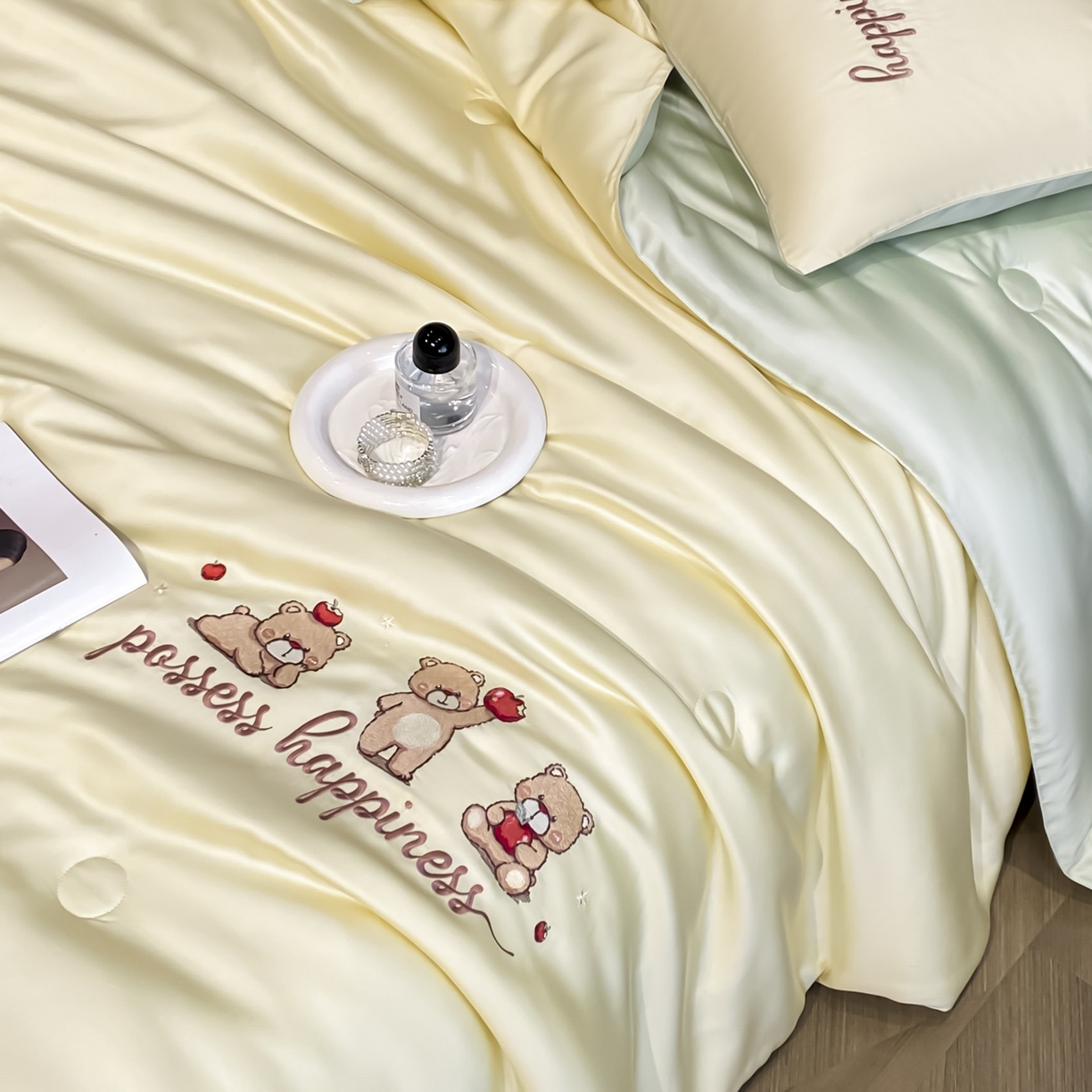 91家纺网 家纺一手货源 找家纺 云棉坊 2026新款水洗真丝冰丝刺绣夏被四件套-卡通款 萌萌熊-奶黄+果绿