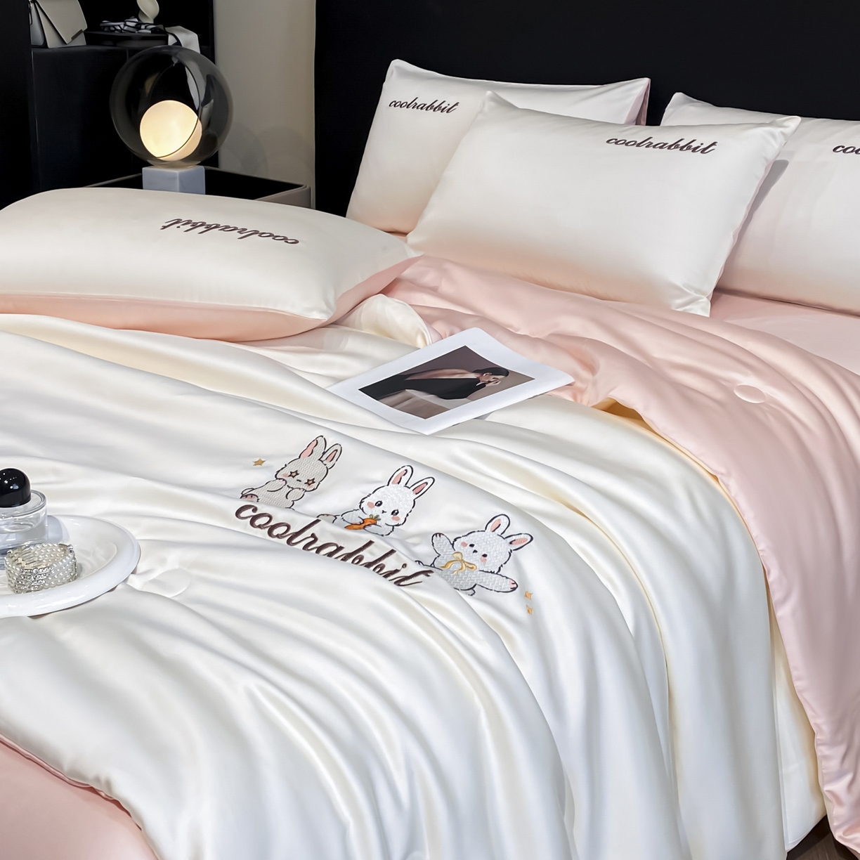 91家纺网 家纺一手货源 找家纺 云棉坊 2026新款水洗真丝冰丝刺绣夏被四件套-卡通款 乖乖兔-奶白+蜜桃