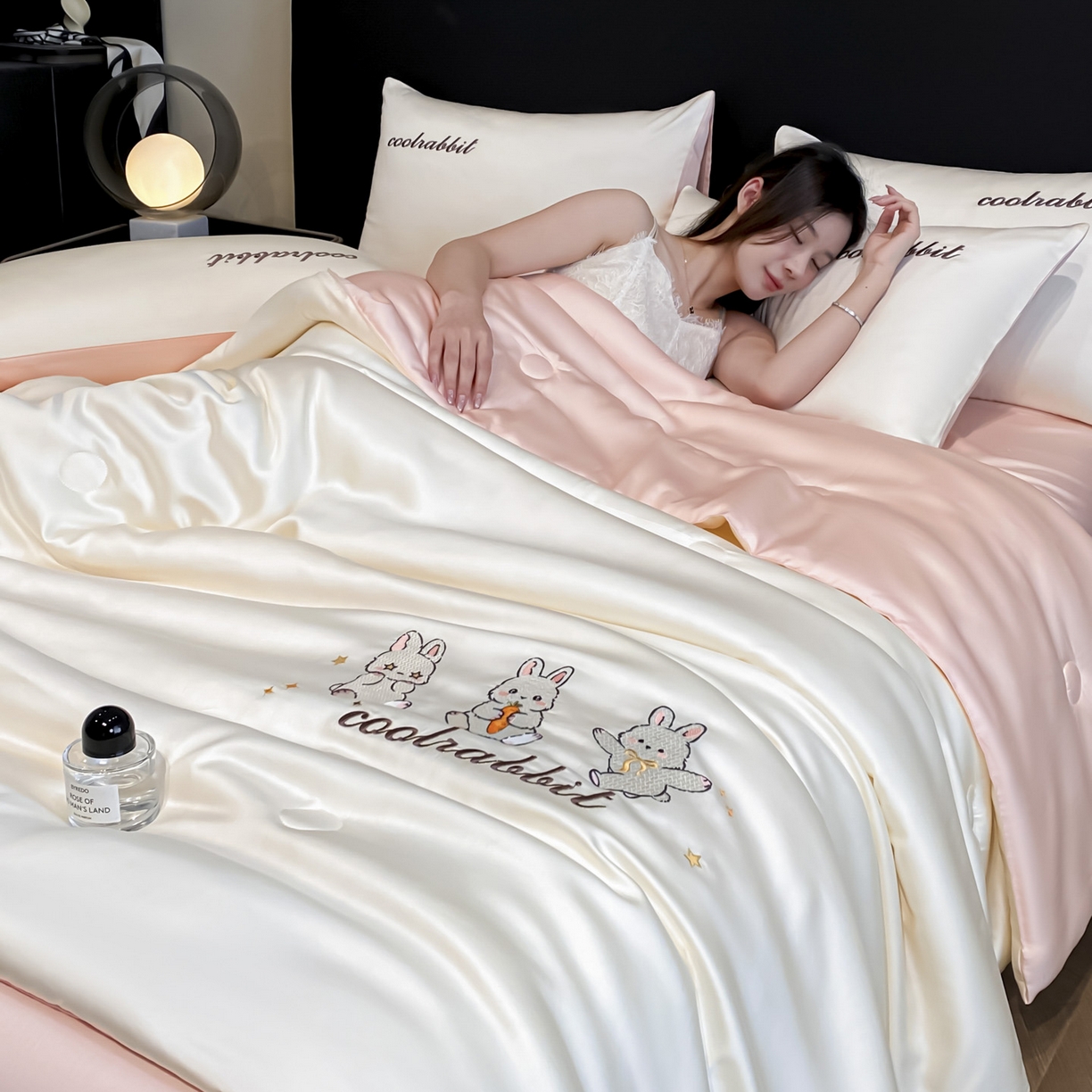 91家纺网 家纺一手货源 找家纺 云棉坊 2026新款水洗真丝冰丝刺绣夏被四件套-卡通款 乖乖兔-奶白+蜜桃
