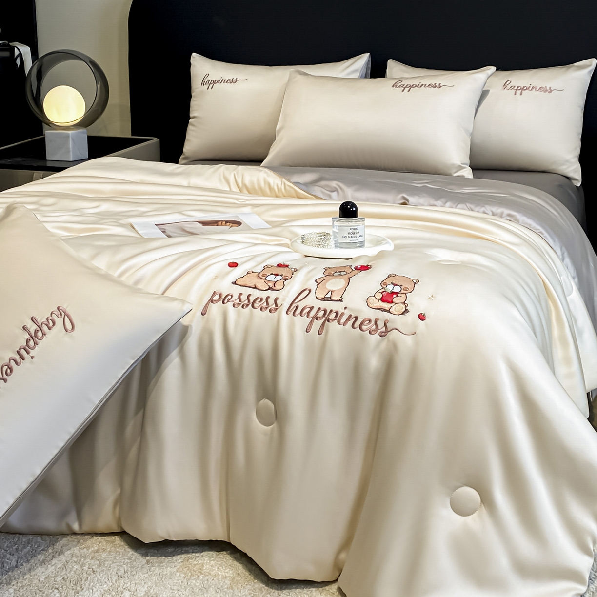 91家纺网 家纺一手货源 找家纺 云棉坊 2026新款水洗真丝冰丝刺绣夏被四件套-卡通款 萌萌熊-奶咖+山灰