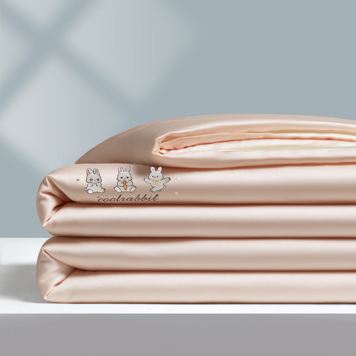 91家纺网 家纺一手货源 找家纺 云棉坊 2026新款水洗真丝冰丝刺绣夏被四件套-卡通款 乖乖兔-蜜桃+奶白