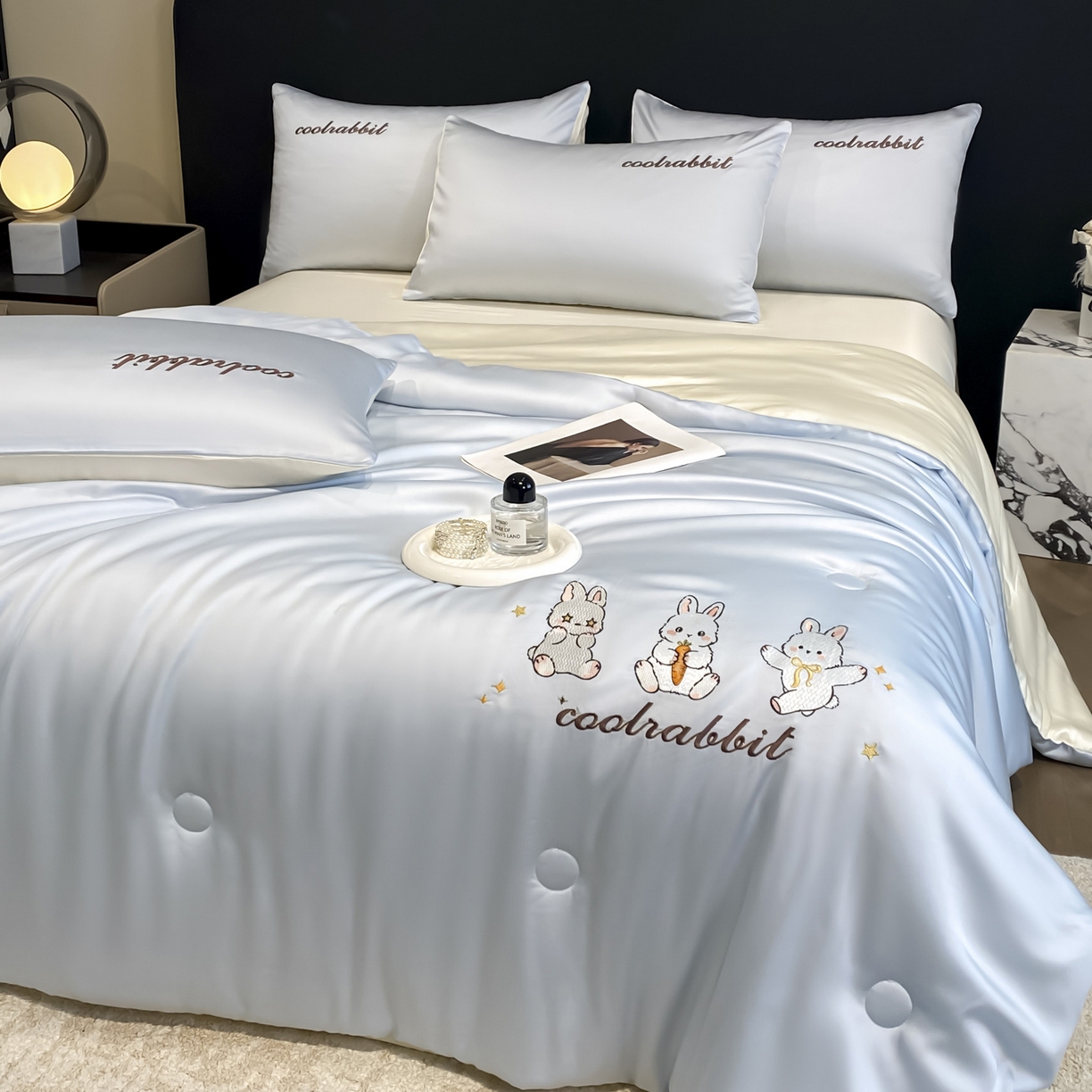 91家纺网 家纺一手货源 找家纺 云棉坊 2026新款水洗真丝冰丝刺绣夏被四件套-卡通款 乖乖兔-浅蓝+奶白