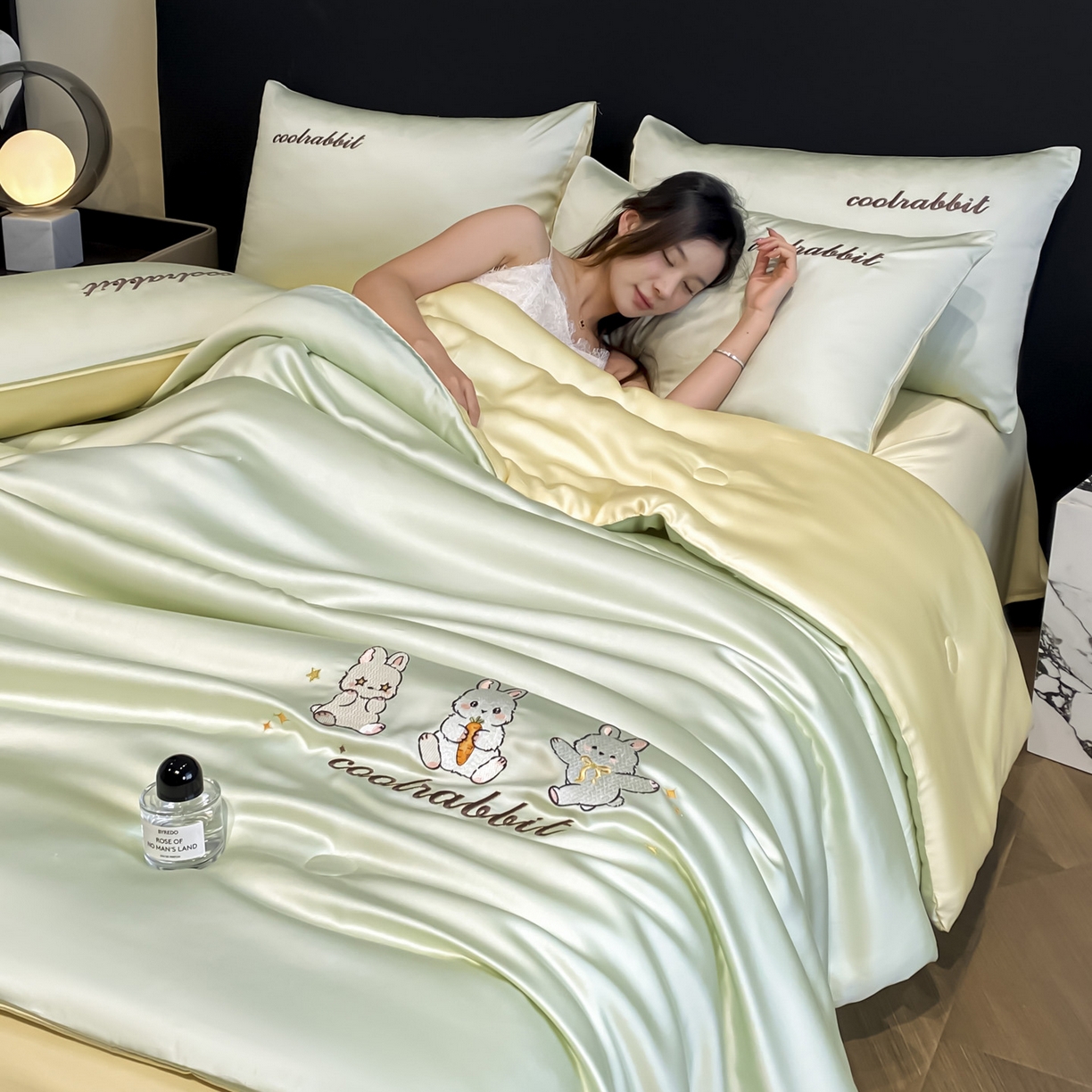 91家纺网 家纺一手货源 找家纺 云棉坊 2026新款水洗真丝冰丝刺绣夏被四件套-卡通款 乖乖兔-果绿+奶黄