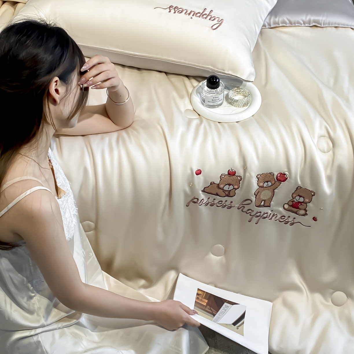 91家纺网 家纺一手货源 找家纺 云棉坊 2026新款水洗真丝冰丝刺绣夏被四件套-卡通款 萌萌熊-奶咖+山灰