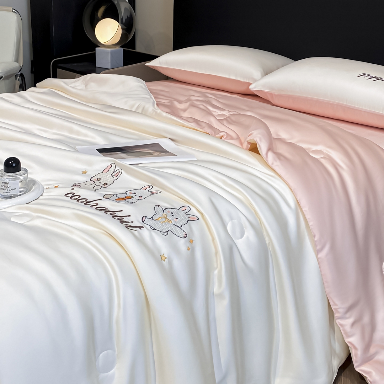 91家纺网 家纺一手货源 找家纺 云棉坊 2026新款水洗真丝冰丝刺绣夏被四件套-卡通款 乖乖兔-奶白+蜜桃