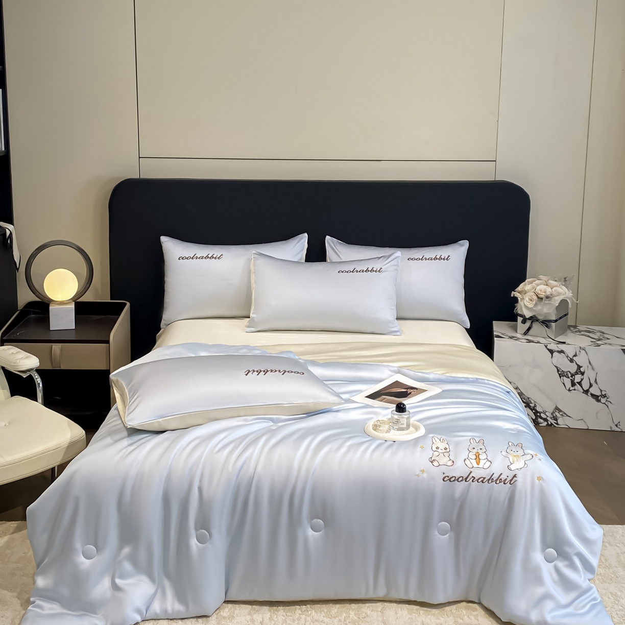 91家纺网 家纺一手货源 找家纺 云棉坊 2026新款水洗真丝冰丝刺绣夏被四件套-卡通款 乖乖兔-浅蓝+奶白