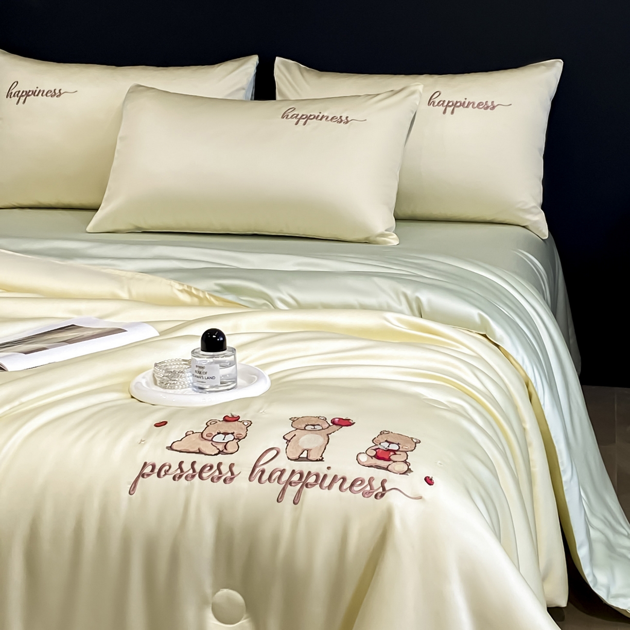 91家纺网 家纺一手货源 找家纺 云棉坊 2026新款水洗真丝冰丝刺绣夏被四件套-卡通款 萌萌熊-奶黄+果绿