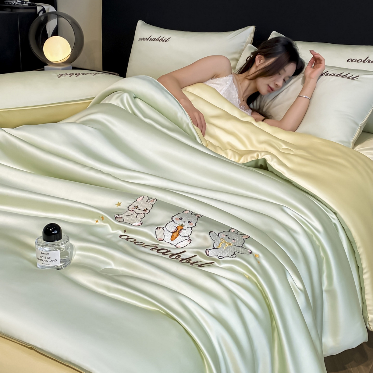 91家纺网 家纺一手货源 找家纺 云棉坊 2026新款水洗真丝冰丝刺绣夏被四件套-卡通款 乖乖兔-果绿+奶黄