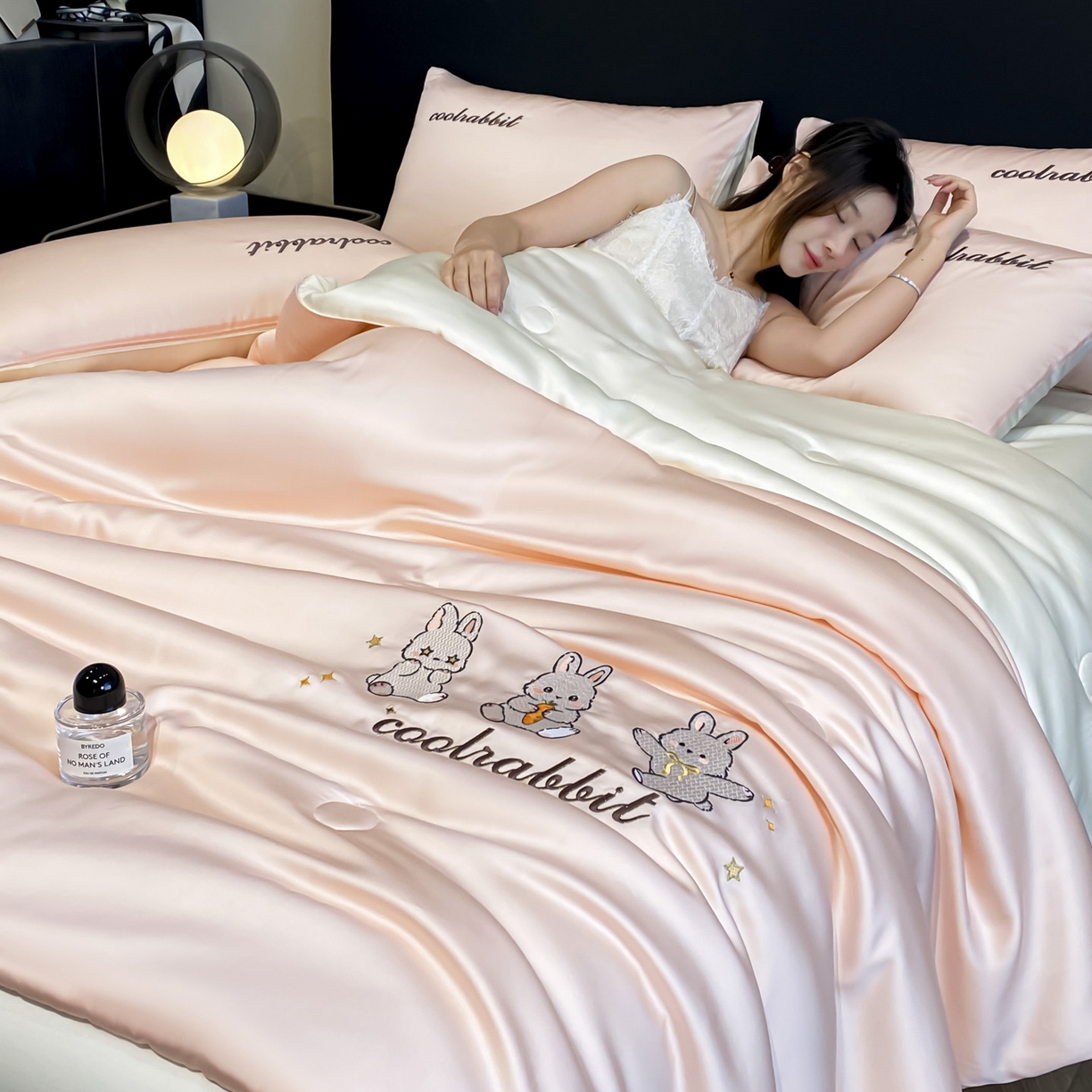 91家纺网 家纺一手货源 找家纺 云棉坊 2026新款水洗真丝冰丝刺绣夏被四件套-卡通款 乖乖兔-蜜桃+奶白