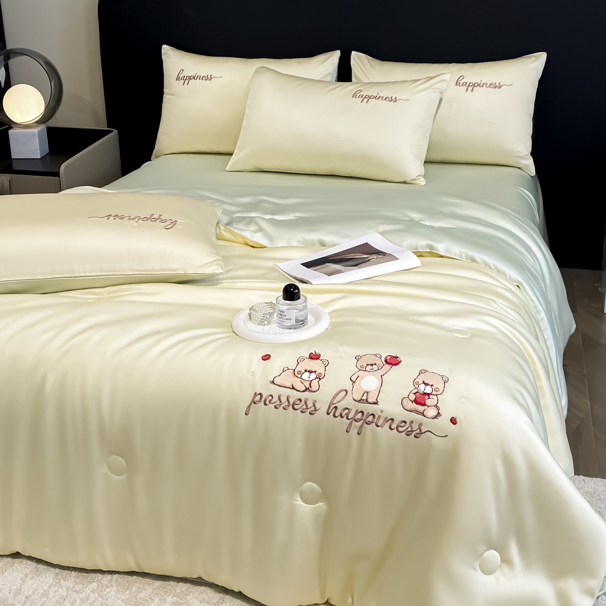 91家纺网 家纺一手货源 找家纺 云棉坊 2026新款水洗真丝冰丝刺绣夏被四件套-卡通款 萌萌熊-奶黄+果绿