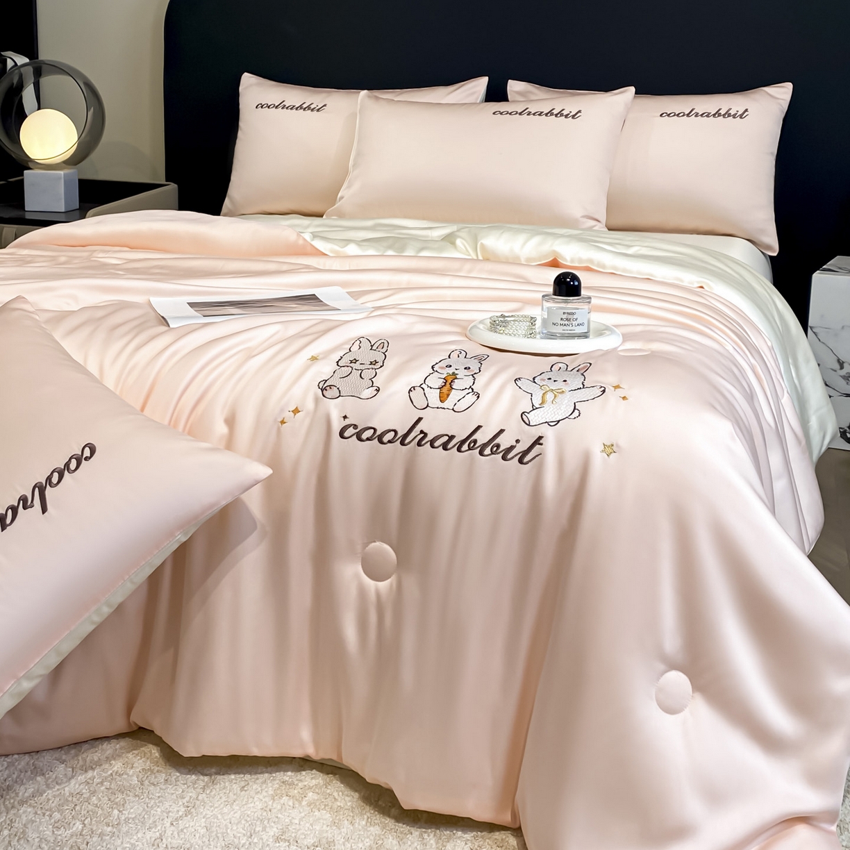 91家纺网 家纺一手货源 找家纺 云棉坊 2026新款水洗真丝冰丝刺绣夏被四件套-卡通款 乖乖兔-蜜桃+奶白