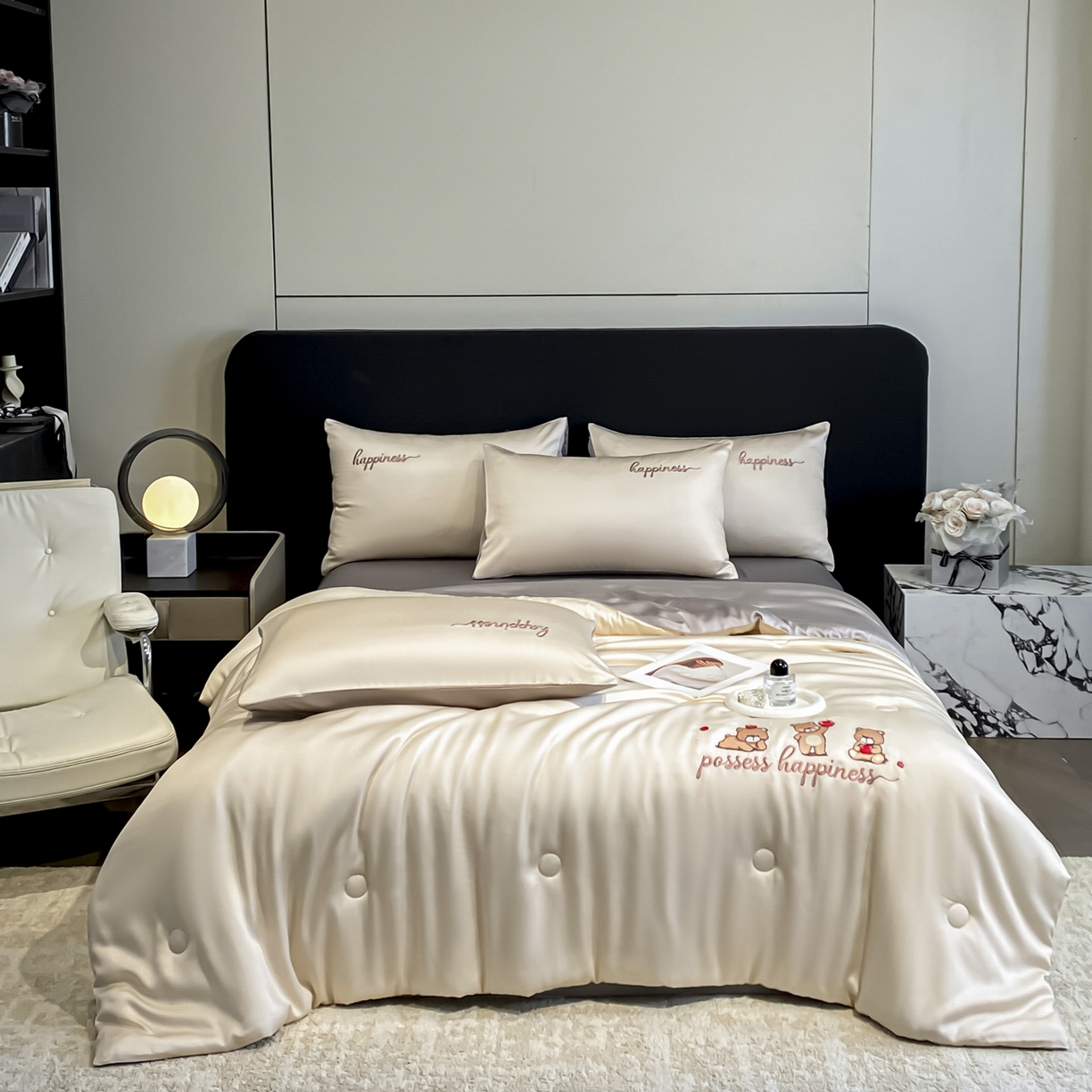 91家纺网 家纺一手货源 找家纺 云棉坊 2026新款水洗真丝冰丝刺绣夏被四件套-卡通款 萌萌熊-奶咖+山灰