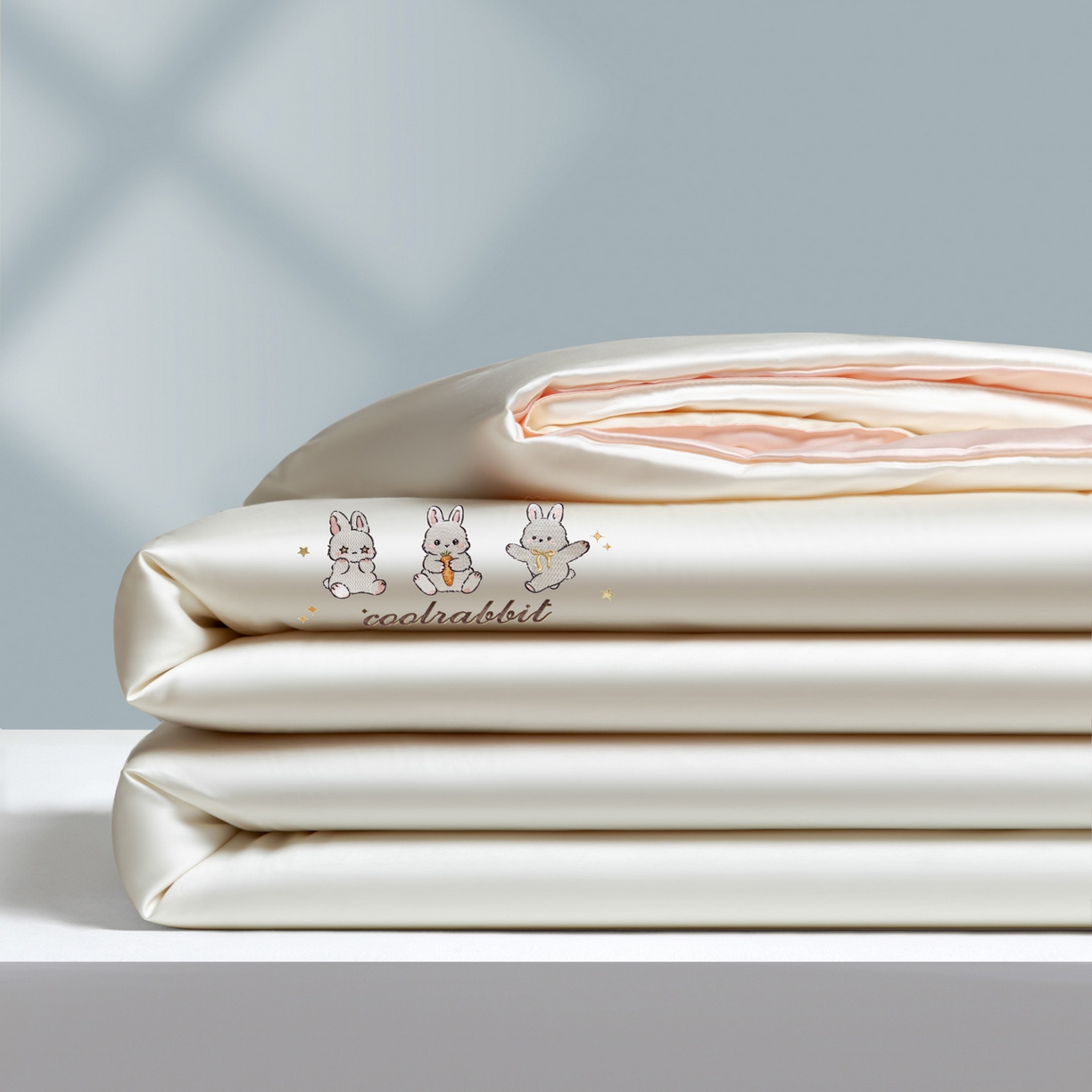91家纺网 家纺一手货源 找家纺 云棉坊 2026新款水洗真丝冰丝刺绣夏被四件套-卡通款 乖乖兔-奶白+蜜桃