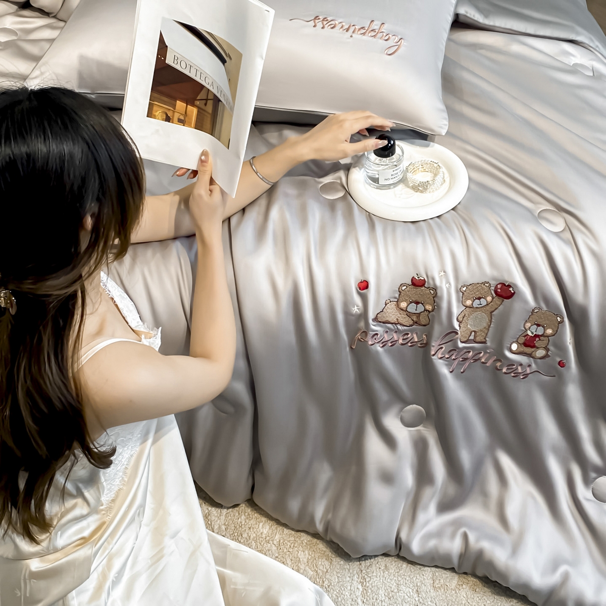 91家纺网 家纺一手货源 找家纺 云棉坊 2026新款水洗真丝冰丝刺绣夏被四件套-卡通款 萌萌熊-山灰+中灰