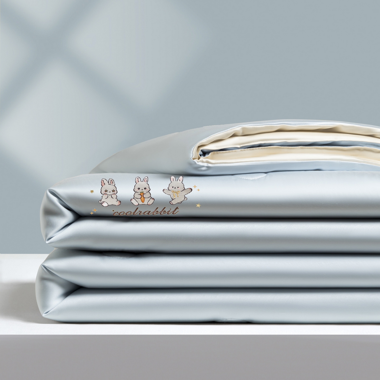 91家纺网 家纺一手货源 找家纺 云棉坊 2026新款水洗真丝冰丝刺绣夏被四件套-卡通款 乖乖兔-浅蓝+奶白