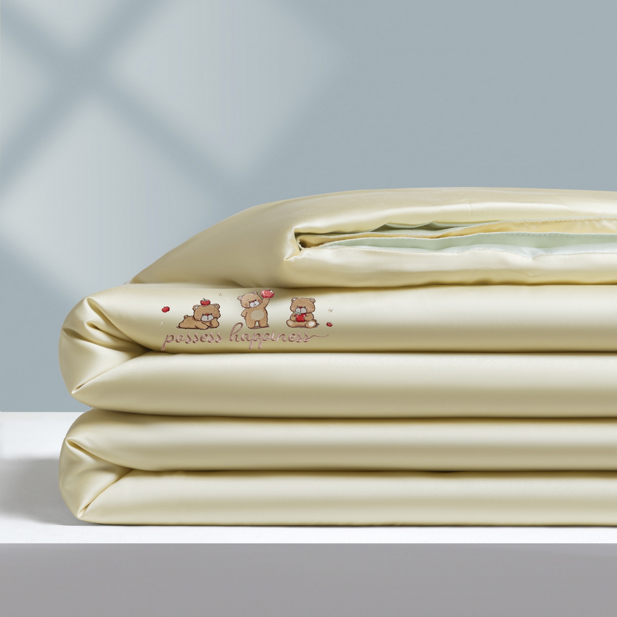 91家纺网 家纺一手货源 找家纺 云棉坊 2026新款水洗真丝冰丝刺绣夏被四件套-卡通款 萌萌熊-奶黄+果绿