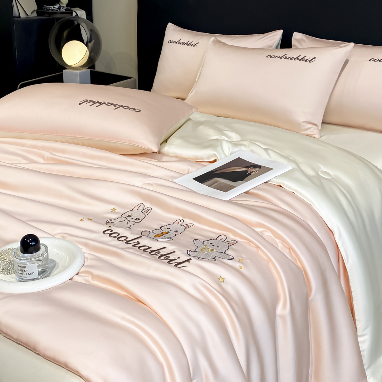 91家纺网 家纺一手货源 找家纺 云棉坊 2026新款水洗真丝冰丝刺绣夏被四件套-卡通款 乖乖兔-蜜桃+奶白