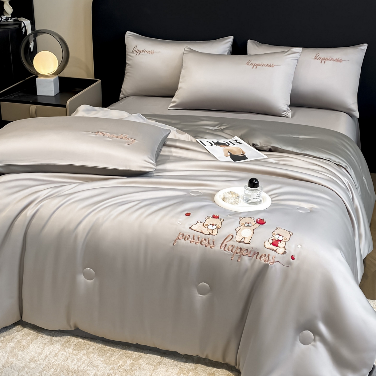 91家纺网 家纺一手货源 找家纺 云棉坊 2026新款水洗真丝冰丝刺绣夏被四件套-卡通款 萌萌熊-山灰+中灰