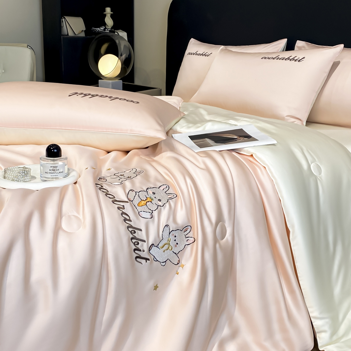 91家纺网 家纺一手货源 找家纺 云棉坊 2026新款水洗真丝冰丝刺绣夏被四件套-卡通款 乖乖兔-蜜桃+奶白
