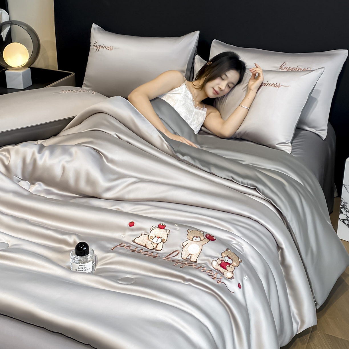 91家纺网 家纺一手货源 找家纺 云棉坊 2026新款水洗真丝冰丝刺绣夏被四件套-卡通款 萌萌熊-山灰+中灰