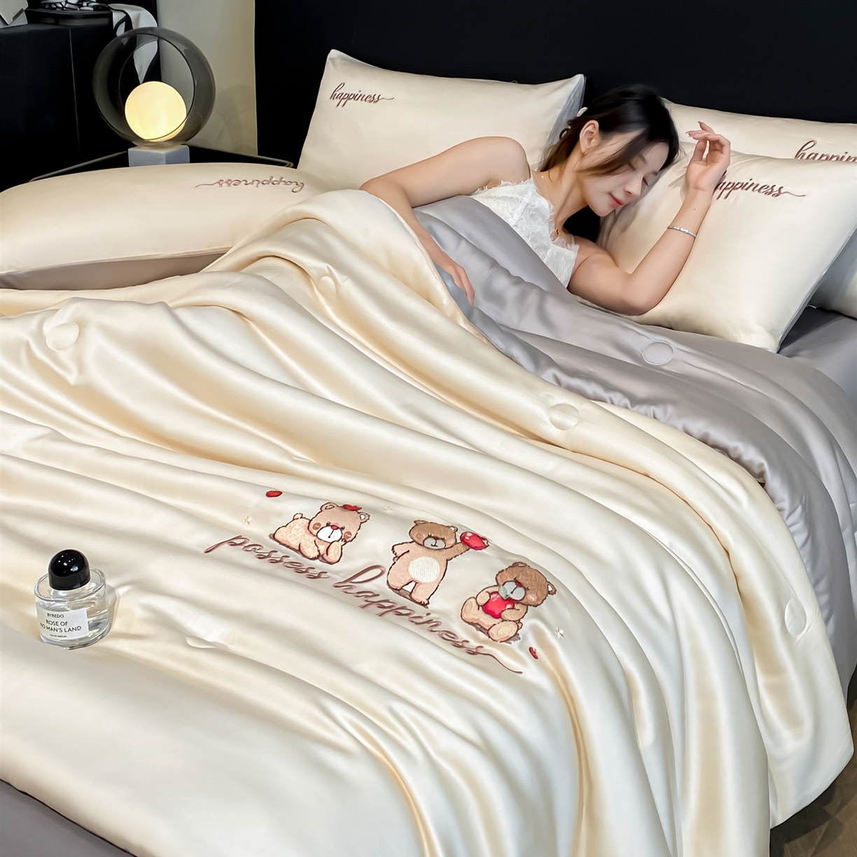 91家纺网 家纺一手货源 找家纺 云棉坊 2026新款水洗真丝冰丝刺绣夏被四件套-卡通款 萌萌熊-奶咖+山灰