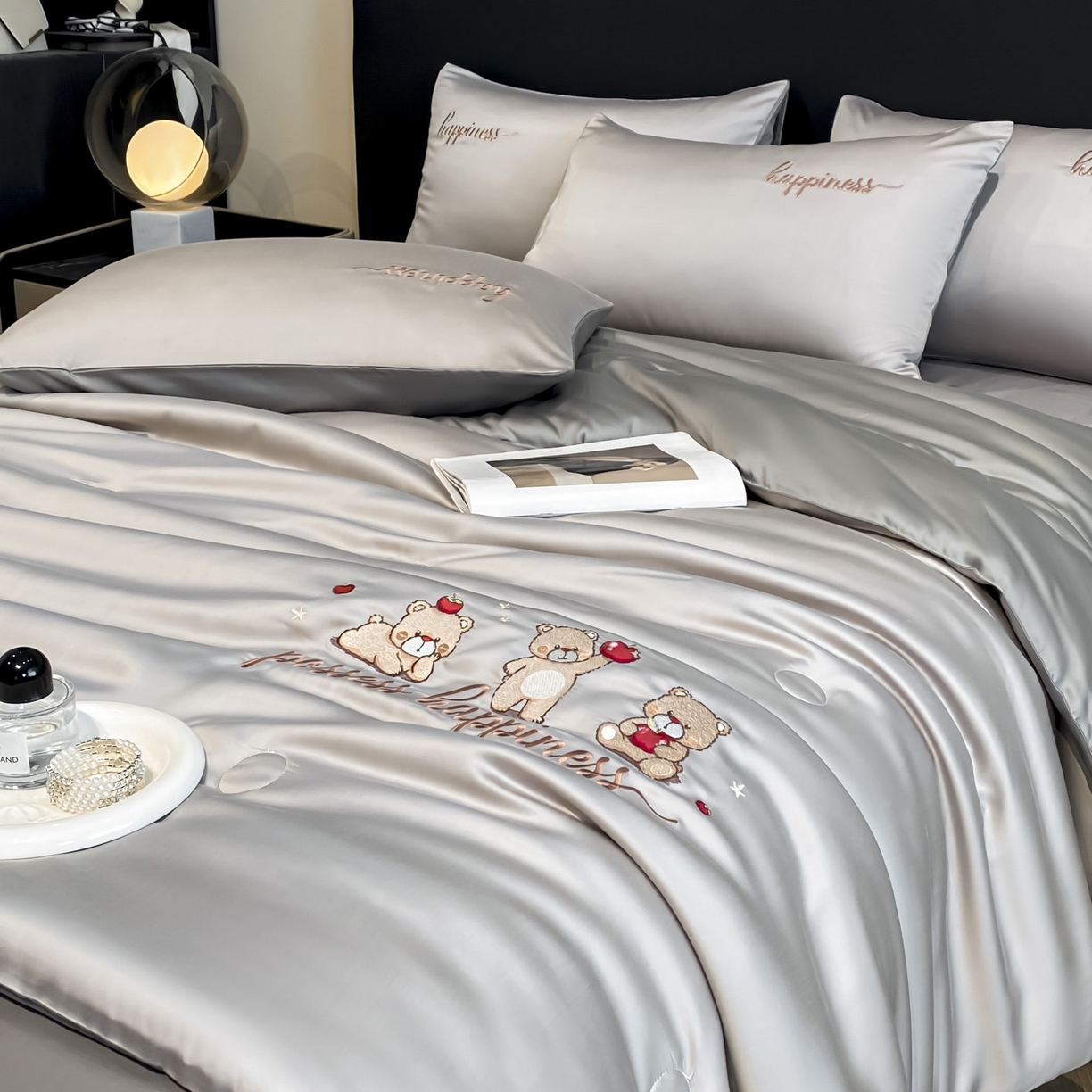 91家纺网 家纺一手货源 找家纺 云棉坊 2026新款水洗真丝冰丝刺绣夏被四件套-卡通款 萌萌熊-山灰+中灰