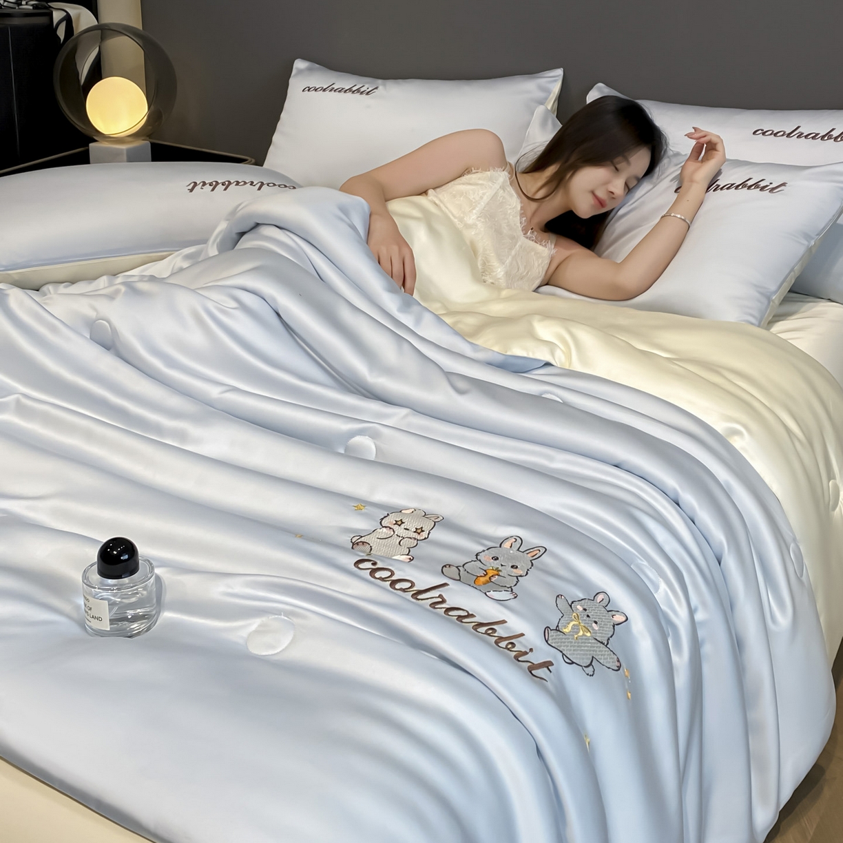 91家纺网 家纺一手货源 找家纺 云棉坊 2026新款水洗真丝冰丝刺绣夏被四件套-卡通款 乖乖兔-浅蓝+奶白