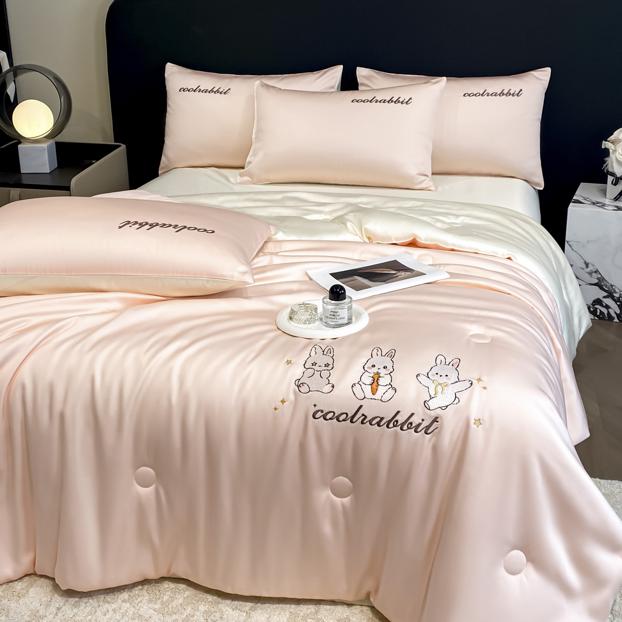 91家纺网 家纺一手货源 找家纺 云棉坊 2026新款水洗真丝冰丝刺绣夏被四件套-卡通款 乖乖兔-蜜桃+奶白