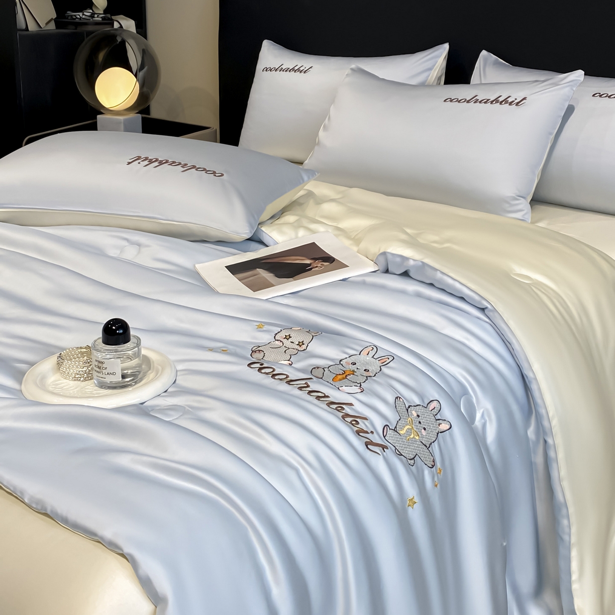 91家纺网 家纺一手货源 找家纺 云棉坊 2026新款水洗真丝冰丝刺绣夏被四件套-卡通款 乖乖兔-浅蓝+奶白