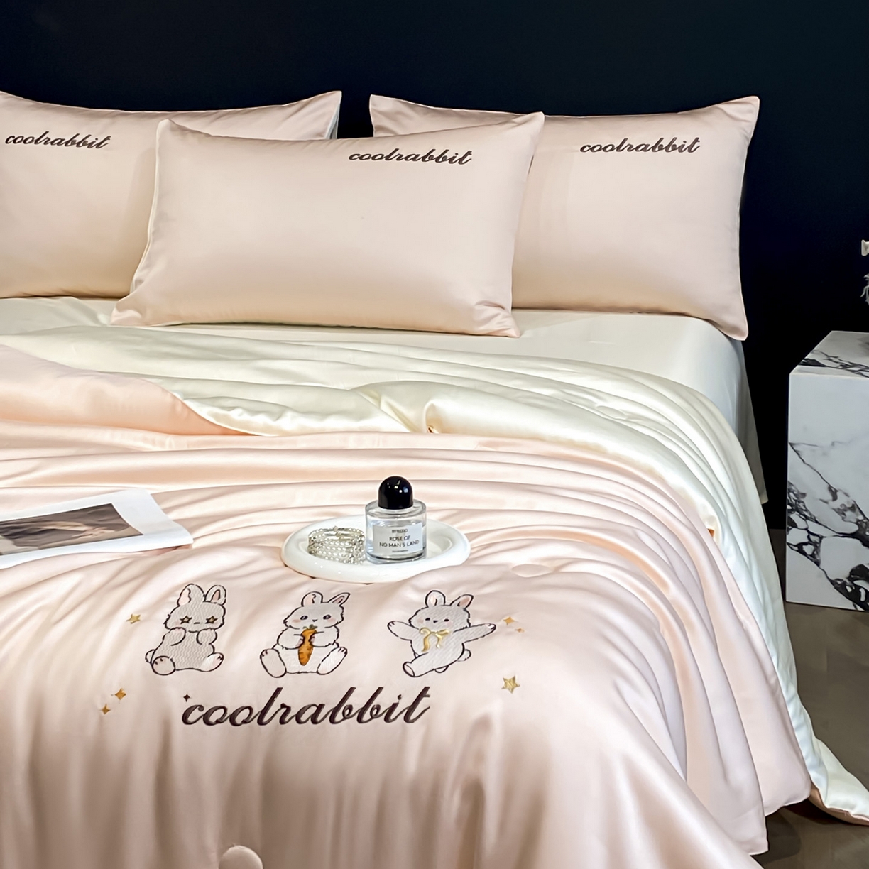 91家纺网 家纺一手货源 找家纺 云棉坊 2026新款水洗真丝冰丝刺绣夏被四件套-卡通款 乖乖兔-蜜桃+奶白