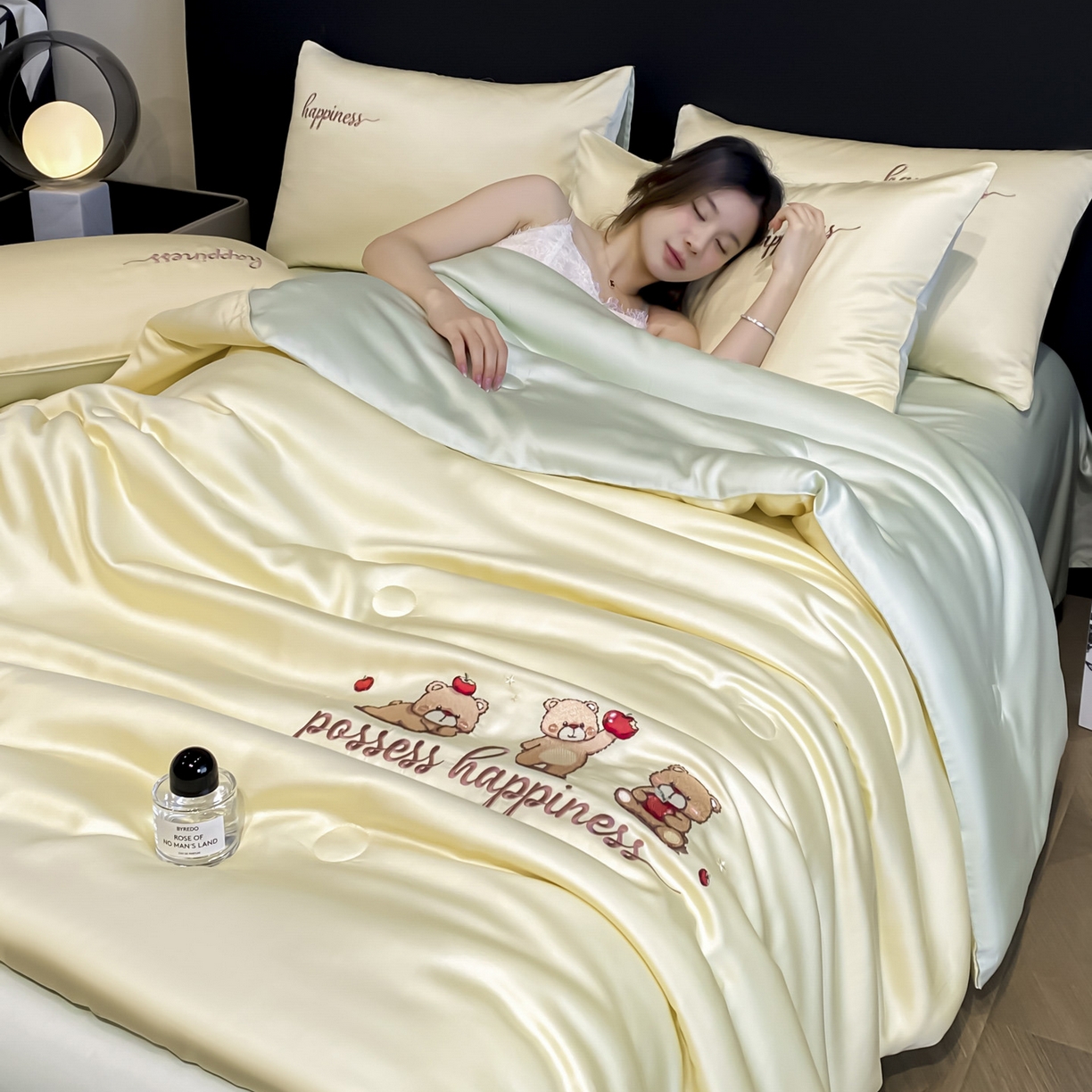 91家纺网 家纺一手货源 找家纺 云棉坊 2026新款水洗真丝冰丝刺绣夏被四件套-卡通款 萌萌熊-奶黄+果绿