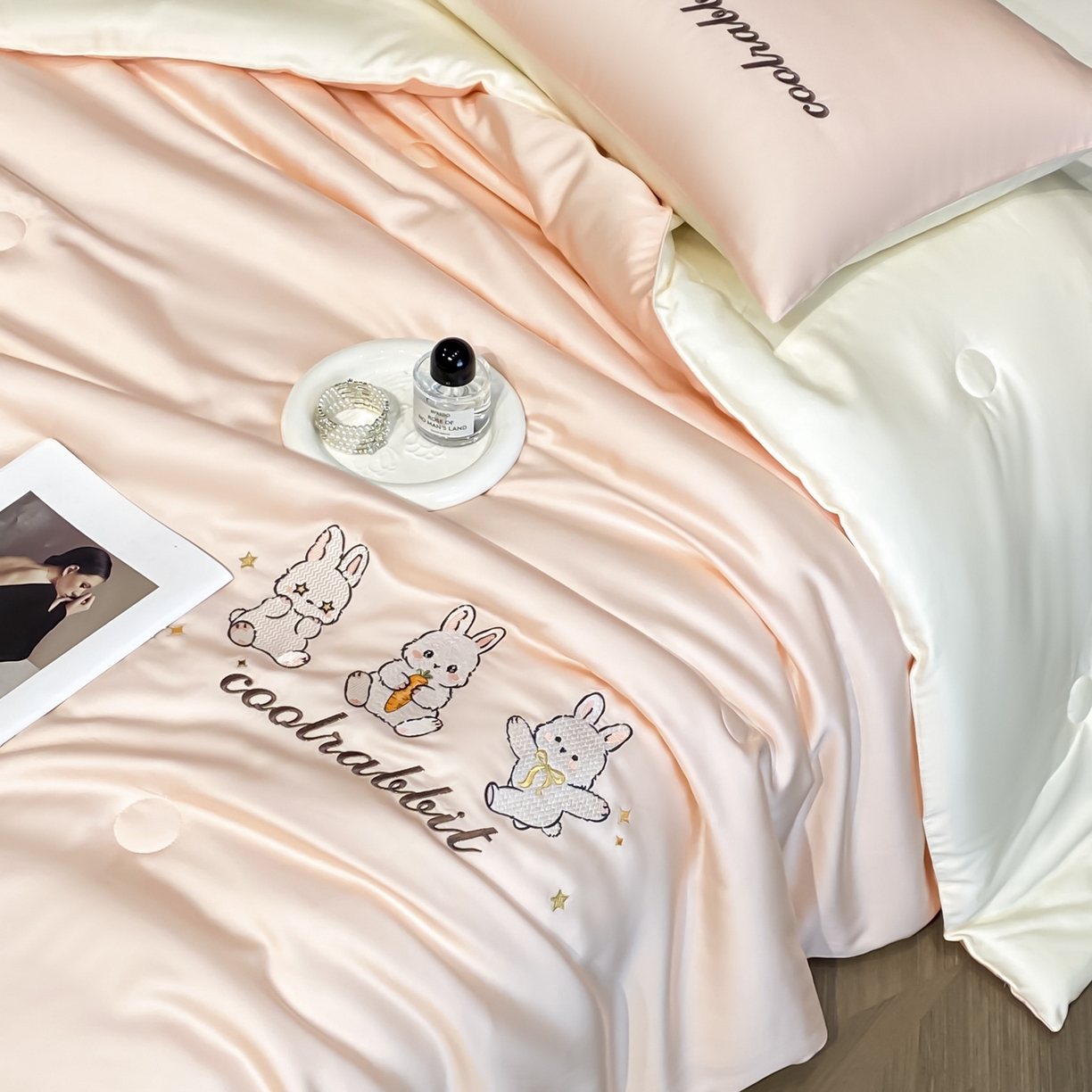 91家纺网 家纺一手货源 找家纺 云棉坊 2026新款水洗真丝冰丝刺绣夏被四件套-卡通款 乖乖兔-蜜桃+奶白