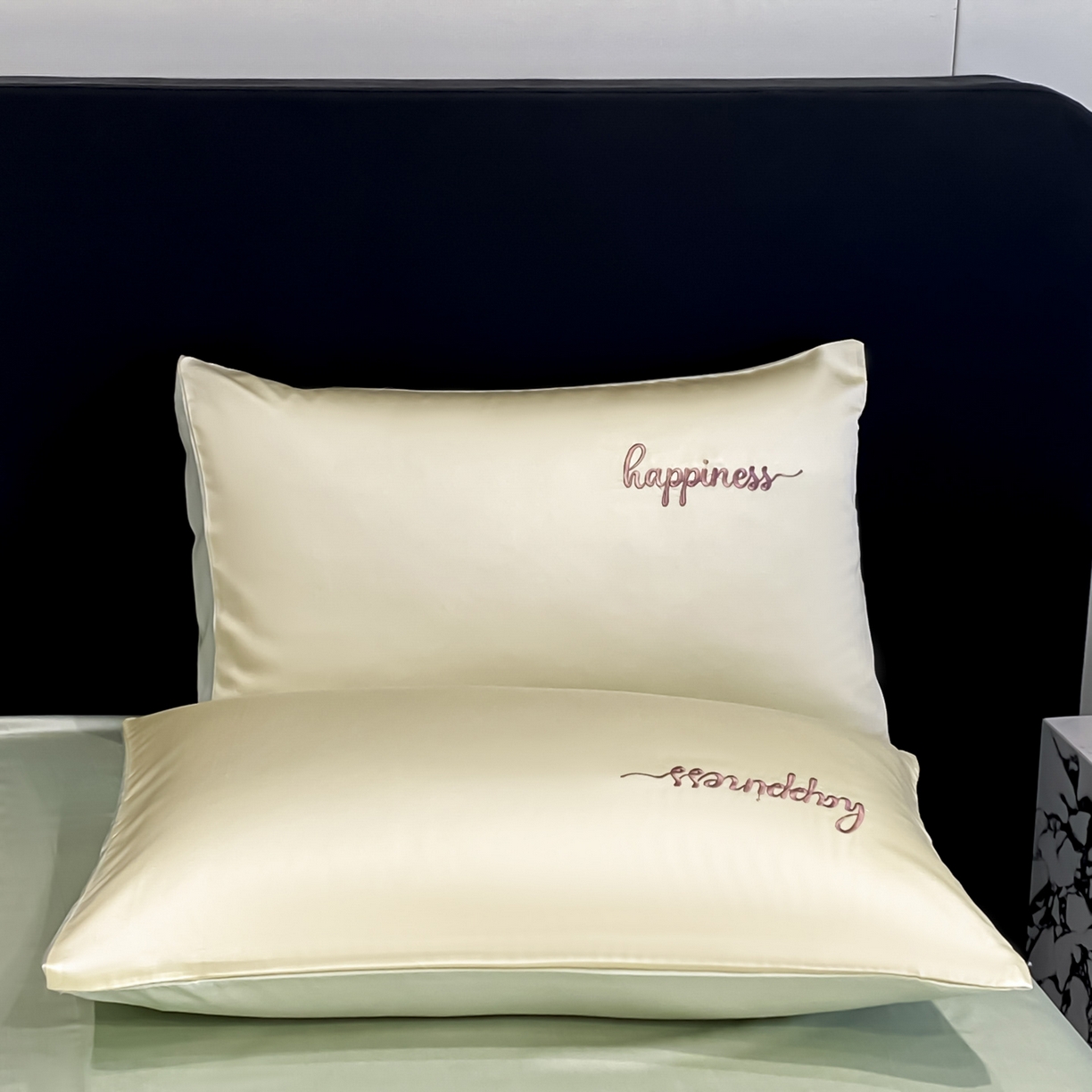 91家纺网 家纺一手货源 找家纺 云棉坊 2026新款水洗真丝冰丝刺绣夏被四件套-卡通款 萌萌熊-奶黄+果绿