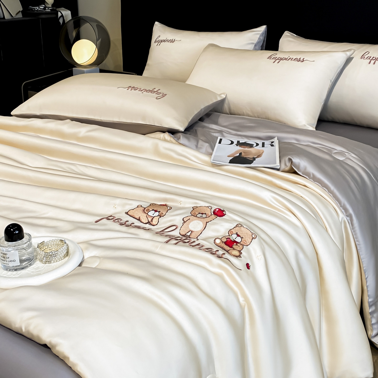 91家纺网 家纺一手货源 找家纺 云棉坊 2026新款水洗真丝冰丝刺绣夏被四件套-卡通款 萌萌熊-奶咖+山灰