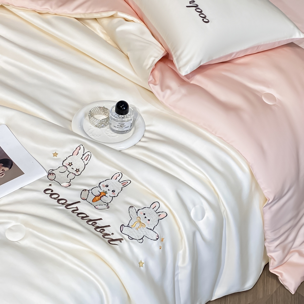 91家纺网 家纺一手货源 找家纺 云棉坊 2026新款水洗真丝冰丝刺绣夏被四件套-卡通款 乖乖兔-奶白+蜜桃