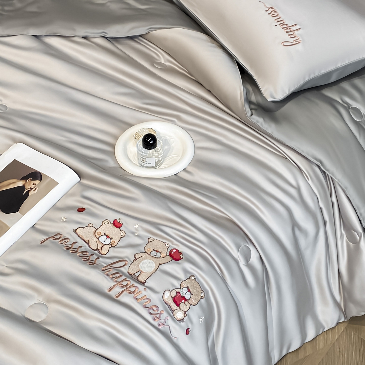 91家纺网 家纺一手货源 找家纺 云棉坊 2026新款水洗真丝冰丝刺绣夏被四件套-卡通款 萌萌熊-山灰+中灰