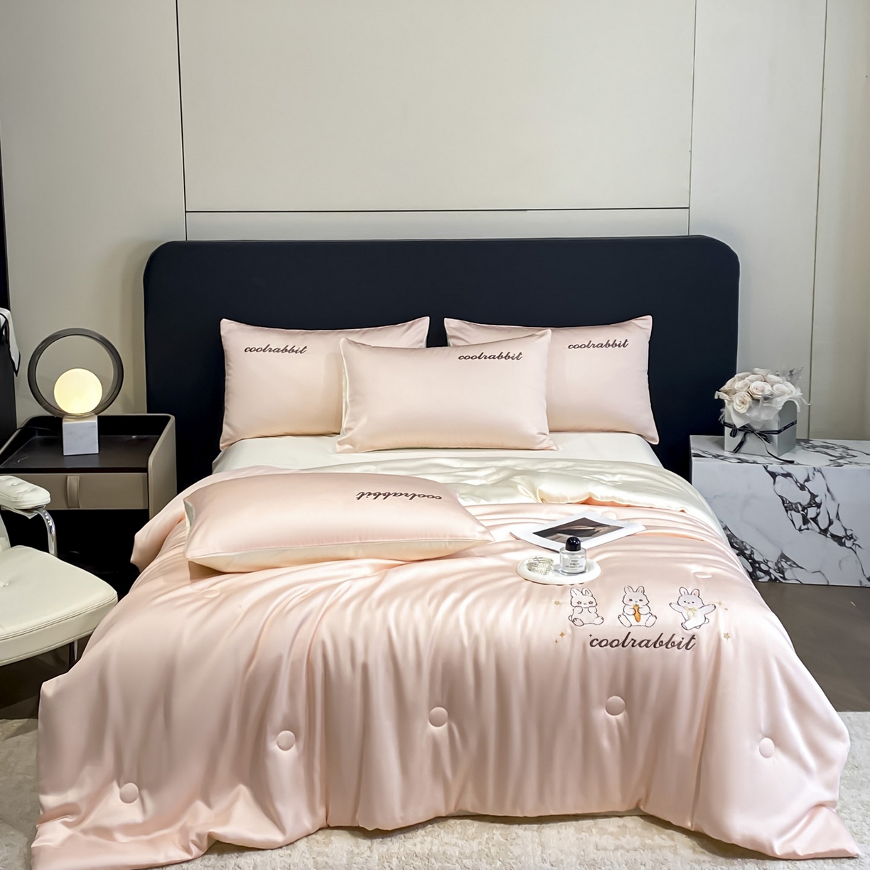 91家纺网 家纺一手货源 找家纺 云棉坊 2026新款水洗真丝冰丝刺绣夏被四件套-卡通款 乖乖兔-蜜桃+奶白