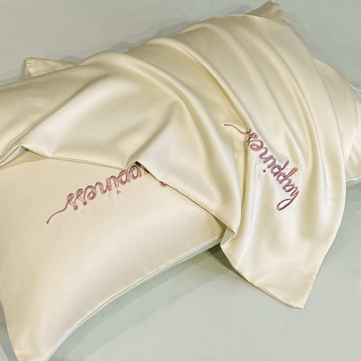 91家纺网 家纺一手货源 找家纺 云棉坊 2026新款水洗真丝冰丝刺绣夏被四件套-卡通款 萌萌熊-奶黄+果绿