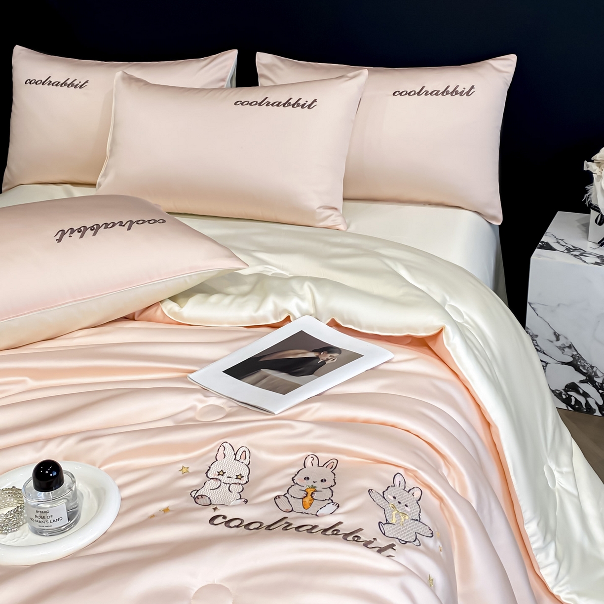 91家纺网 家纺一手货源 找家纺 云棉坊 2026新款水洗真丝冰丝刺绣夏被四件套-卡通款 乖乖兔-蜜桃+奶白