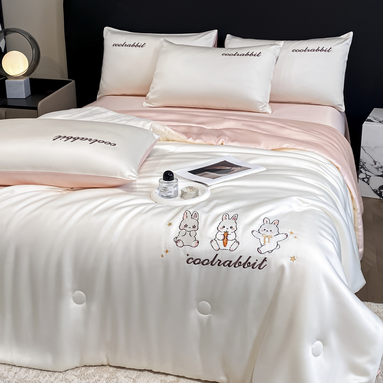 91家纺网 家纺一手货源 找家纺 云棉坊 2026新款水洗真丝冰丝刺绣夏被四件套-卡通款 乖乖兔-奶白+蜜桃