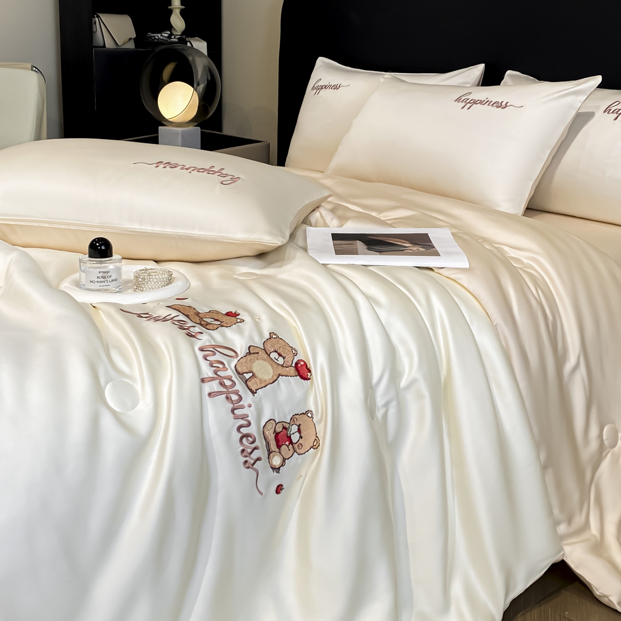 91家纺网 家纺一手货源 找家纺 云棉坊 2026新款水洗真丝冰丝刺绣夏被四件套-卡通款 萌萌熊-奶白+杏仁