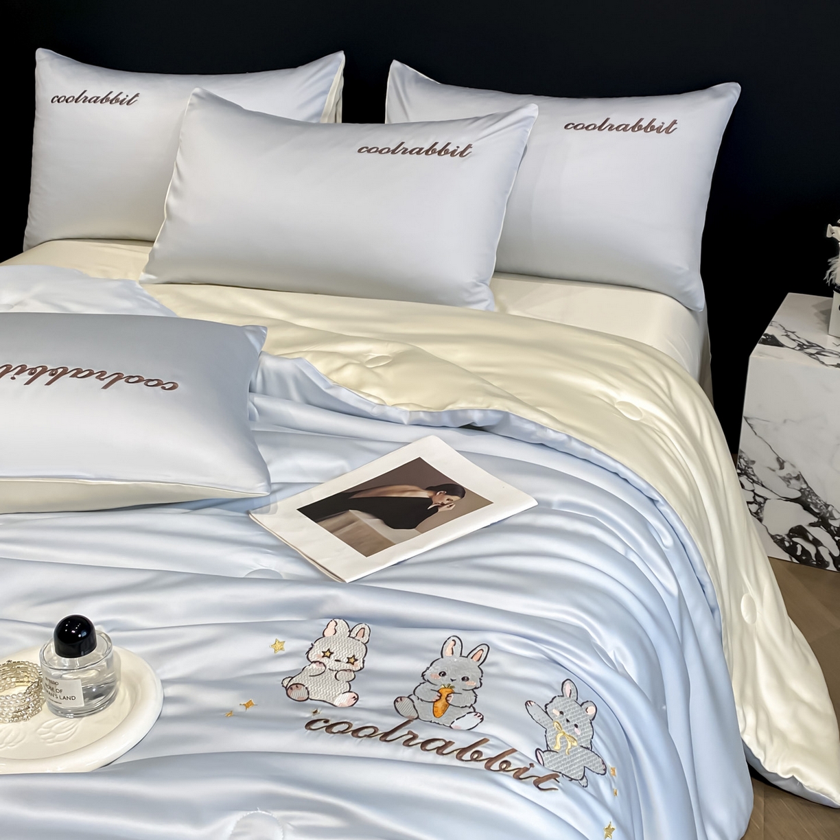 91家纺网 家纺一手货源 找家纺 云棉坊 2026新款水洗真丝冰丝刺绣夏被四件套-卡通款 乖乖兔-浅蓝+奶白
