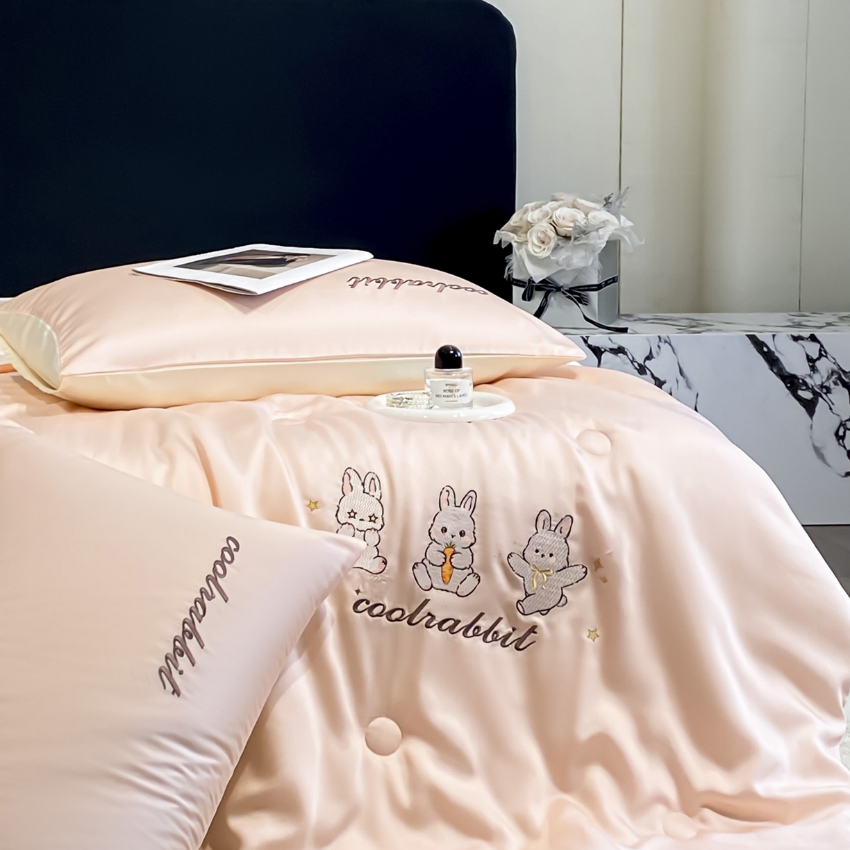 91家纺网 家纺一手货源 找家纺 云棉坊 2026新款水洗真丝冰丝刺绣夏被四件套-卡通款 乖乖兔-蜜桃+奶白