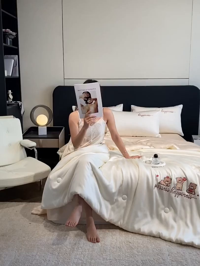 91家纺网 家纺一手货源 找家纺 云棉坊 2026新款水洗真丝冰丝刺绣夏被四件套-卡通款 萌萌熊-奶白+杏仁