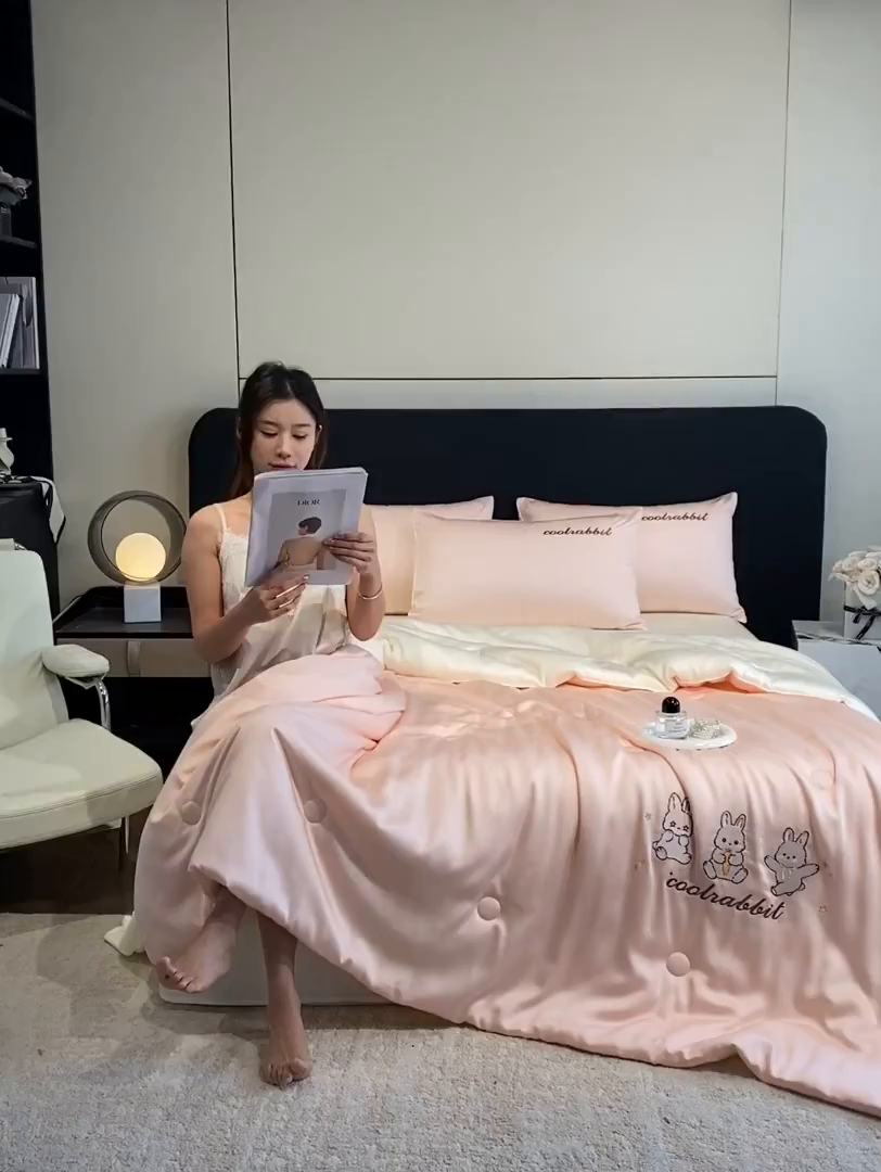 91家纺网 家纺一手货源 找家纺 云棉坊 2026新款水洗真丝冰丝刺绣夏被四件套-卡通款 乖乖兔-蜜桃+奶白